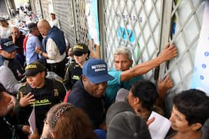 Cali:Con bloqueos viales, Continúa el drama y la pesadilla por quinto día consecutivo de miles de pacientes y usuarios de la nueva EPS para reclamar sus medicamentos en Disfarma en la av. 3n entre calles 19 y 20 Foto José L Guzmán