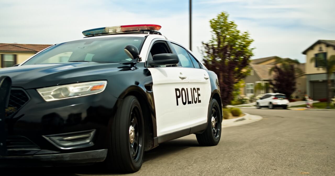 Las autoridades han desplegado unidades tácticas, drones y helicópteros en la búsqueda de los sospechosos, quienes huyeron del lugar tras el ataque.