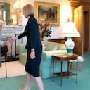 La reina Isabel saluda a la recién elegida líder del partido conservador Liz Truss cuando llega al Castillo de Balmoral para una audiencia donde será invitada a convertirse en Primera Ministra y formar un nuevo gobierno el 6 de septiembre de 2022 en Aberdeen, Escocia. La Reina rompió con la tradición de reunirse con el nuevo primer ministro y el Palacio de Buckingham, luego de tener que permanecer en el Castillo de Balmoral por problemas de movilidad.