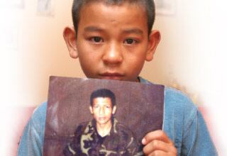 Johan Steven creció sin conocer a su papá. Cada vez que relee las cartas que el cabo Libio José Martínez le ha enviado desde la selva, el niño se siente compungido y llora desconsolado.

FOTOS: LEÓN DARÍO PELÁEZ / SEMANA