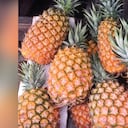 La piña es uno de los ingredientes de este batido, la cual contiene bromelina, una enzima que participa en la digestión de las proteínas, reduciendo el malestar abdominal y la inflamación. Foto: GettyImages.
