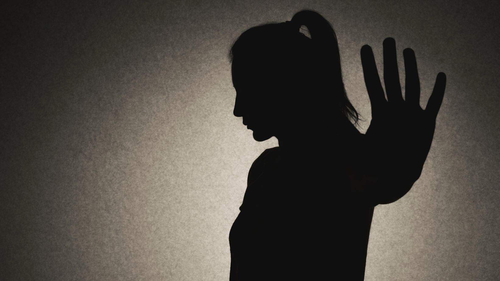 "Me tiene vigilada" Expareja de famoso cantante de música popular lo acusa de acoso