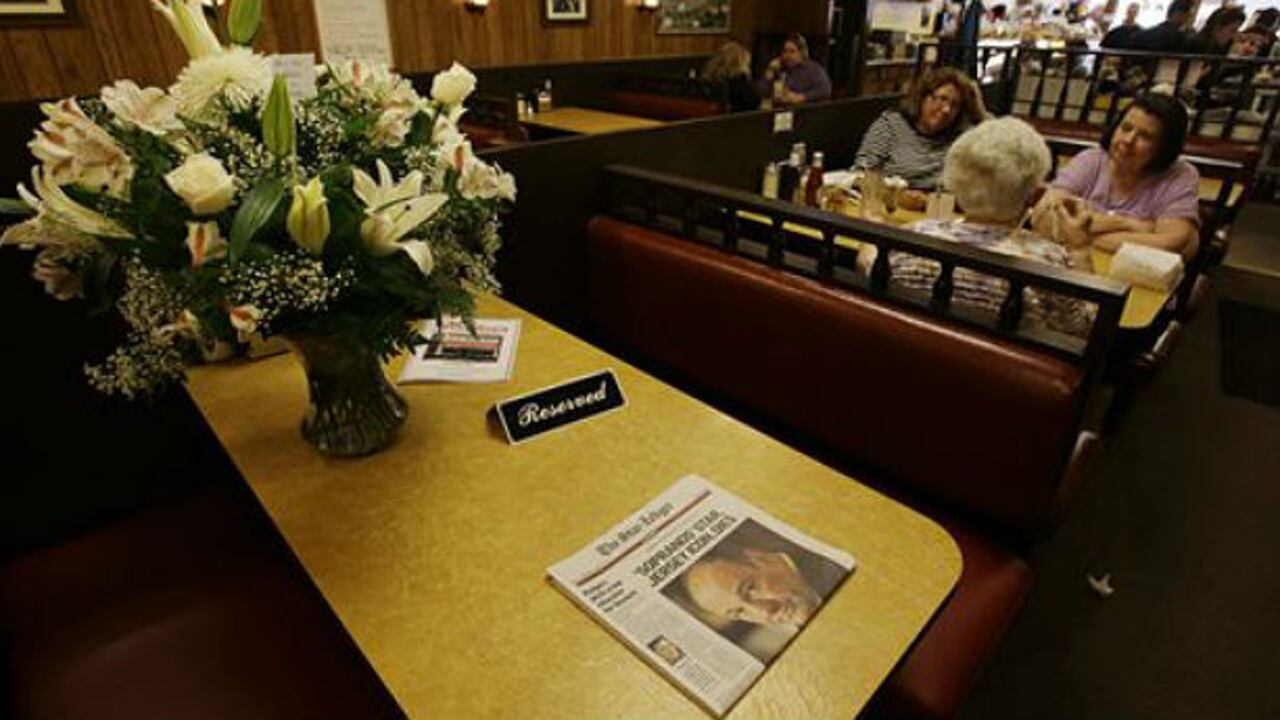 Un letrero de reservado permanece colocado en una de las mesas de la heladería Holsten, donde el actor estadounidense James Gandolfini, rodó la escena final del último episodio de la popular serie televisiva 'The Sopranos', en Bloomfield, Nueva Jersey, Estados Unidos.