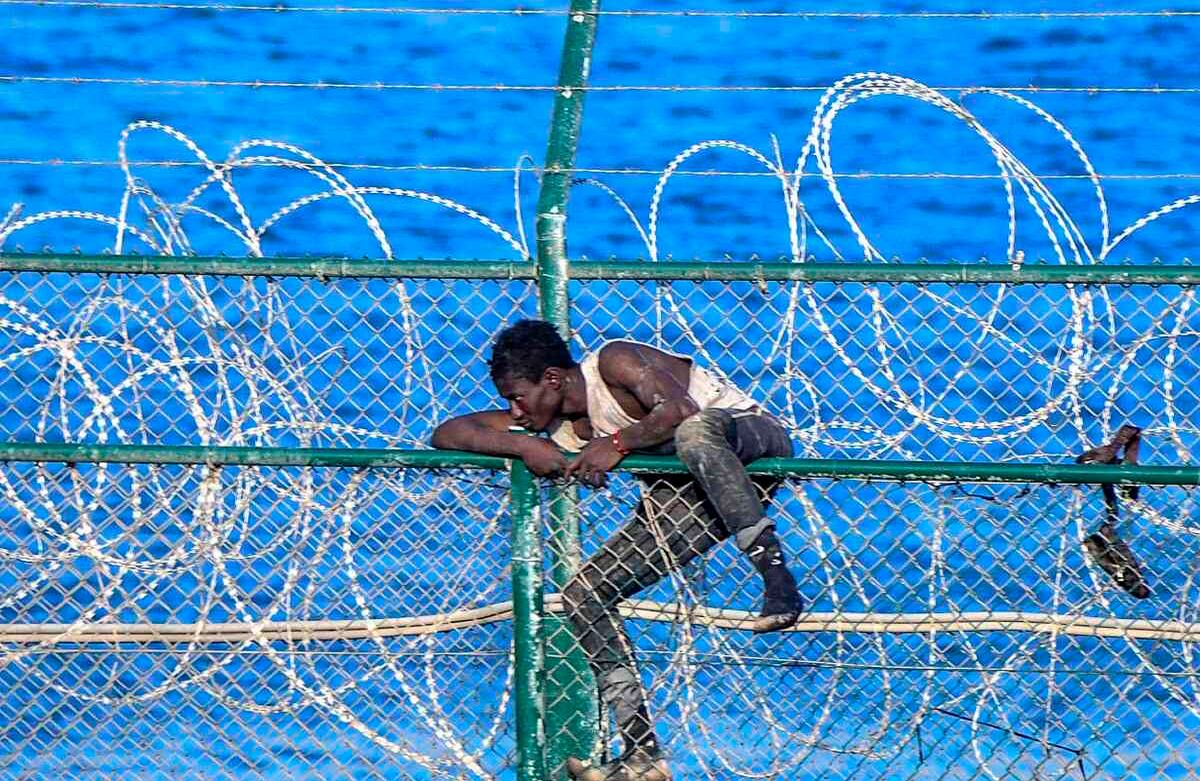 Un migrante se abre paso en el territorio español de Ceuta, el 30 de agosto de 2019. Más de 150 migrantes llegaron a Ceuta después de asaltar una cerca fronteriza de alambre de púas con Marruecos (Foto de Antonio SEMPERE / AFP)