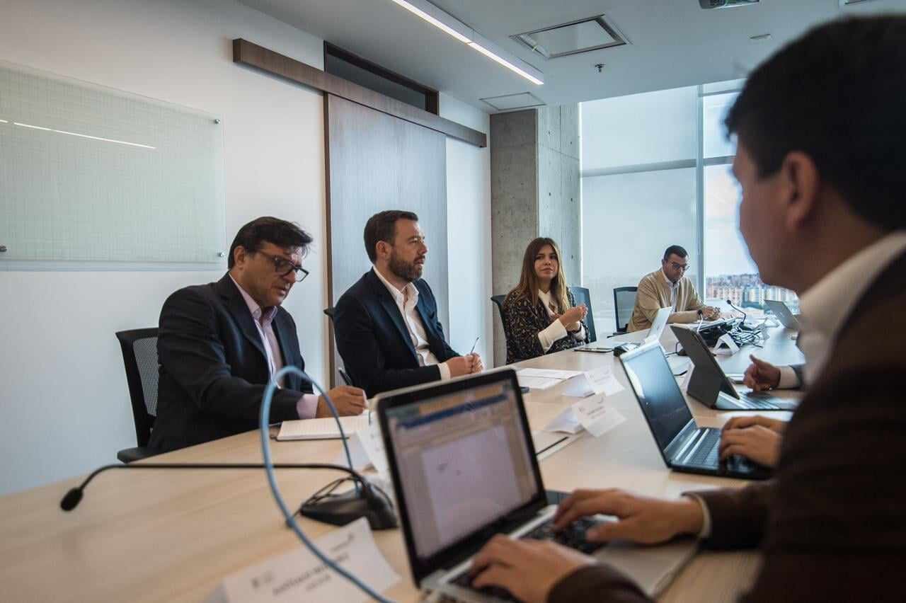 Secretario de Salud, Gersón Bermont, acompañando el encuentro entre el alcalde Carlos Fernando Galán y el superintendente, Luis Carlos Leal.