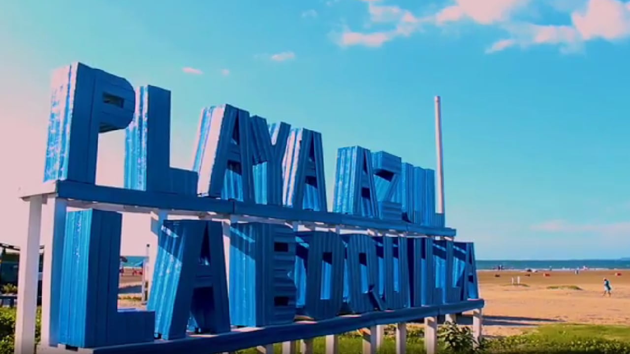 Playa Azul está ubicada al norte de la ciudad de Cartagena, en el corregimiento de La Boquilla.