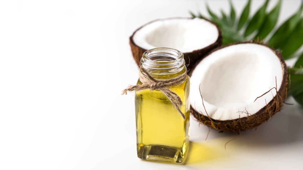 Unas pocas gotas de aceite de coco servirán para que las hojas de sus plantas recuperen la humedad.