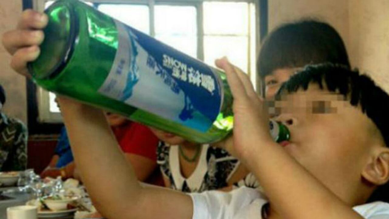 Cheng Cheng solo deja de llorar cuando le permiten probar el vino o la cerveza.