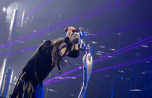 Jonathan Davis al frente de Korn, institución fundamental del nu metal.