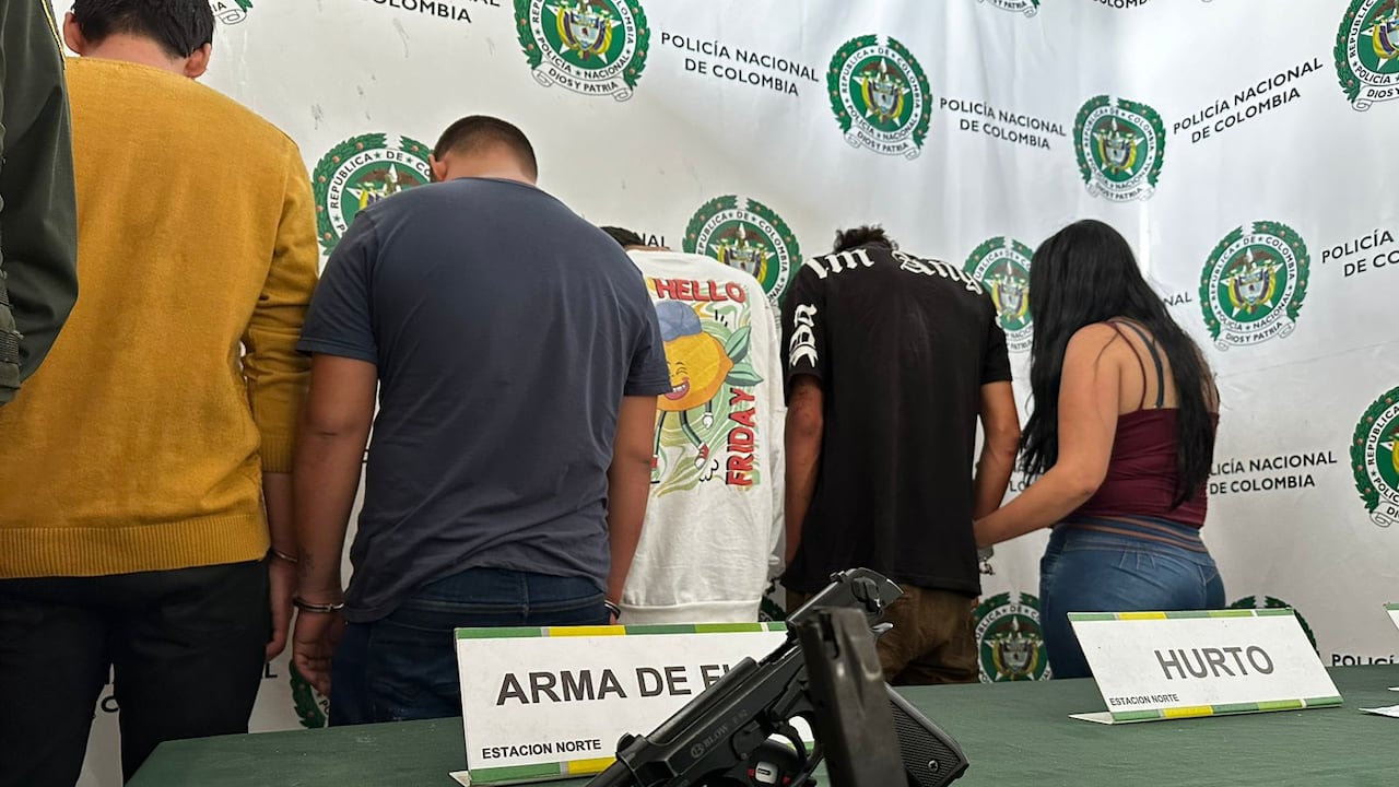 Una mujer y cuatro hombres fueron capturados por la Policía.