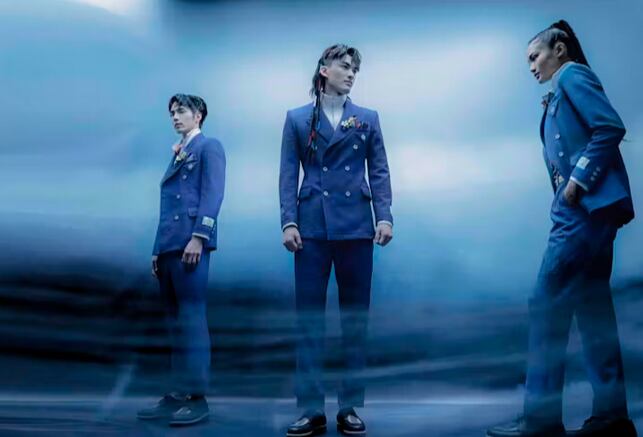 El material elástico y texturizado de estos uniformes de Justin Chou representa los océanos, las ciudades y las montañas de Taiwán. Just In XX