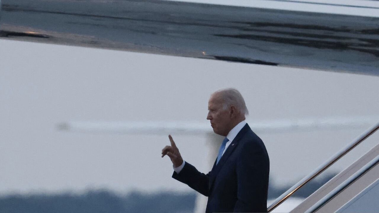 El presidente de Estados Unidos, Joe Biden, baja del Air Force One, donde fue interrogado sobre la posible reunión con el presidente de China, Xi Jinping
