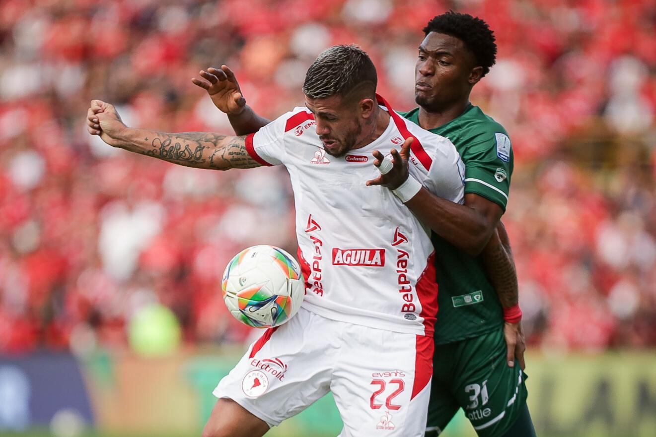 Rodrigo Holgado en medio de una disputa del esférico.