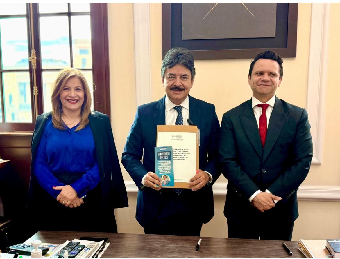 El senador Carlos Julio González durante la presentación de su proyecto de ley.