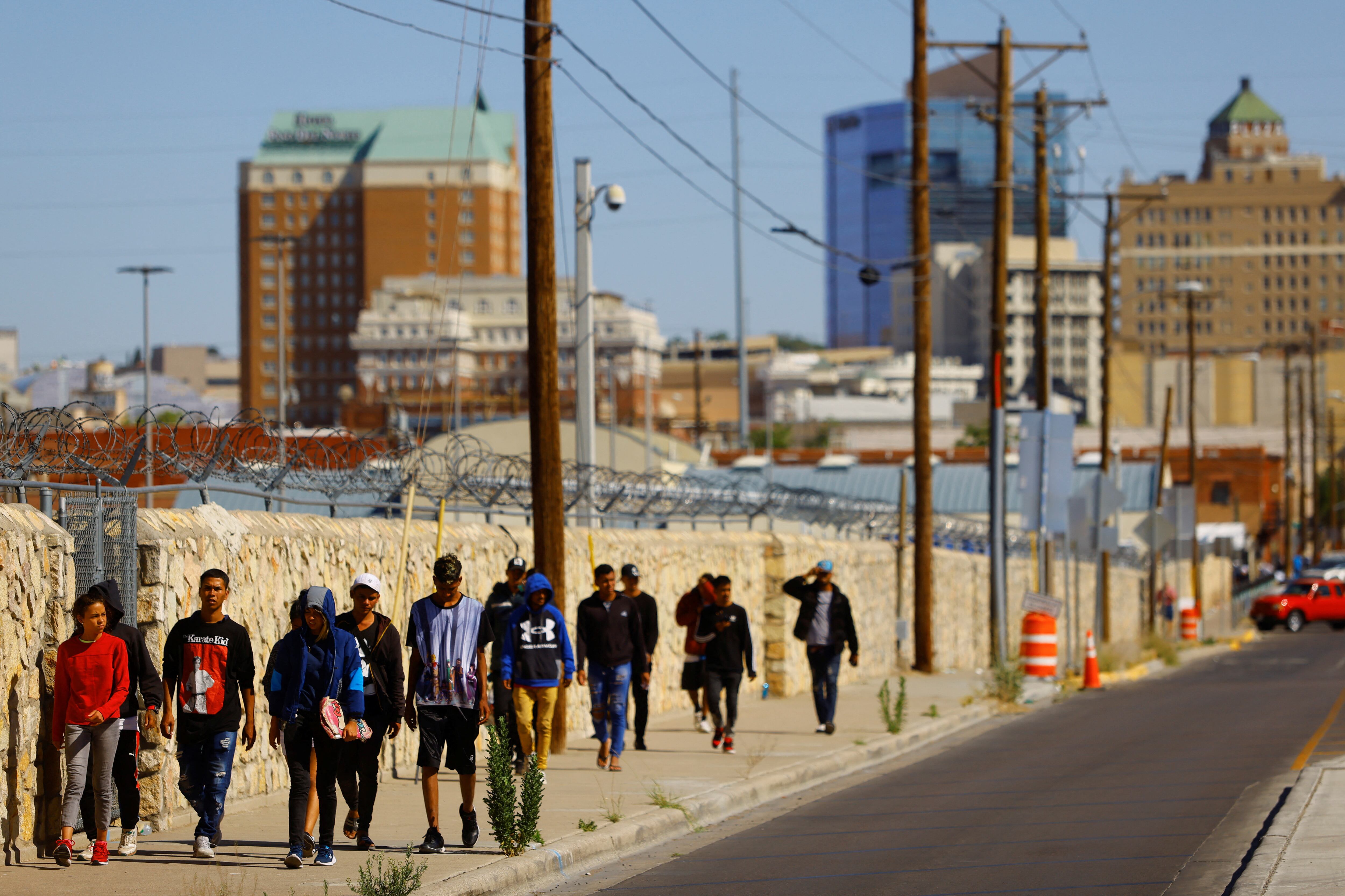 Tensión para cientos de migrantes que buscan entrar a EE.UU.
