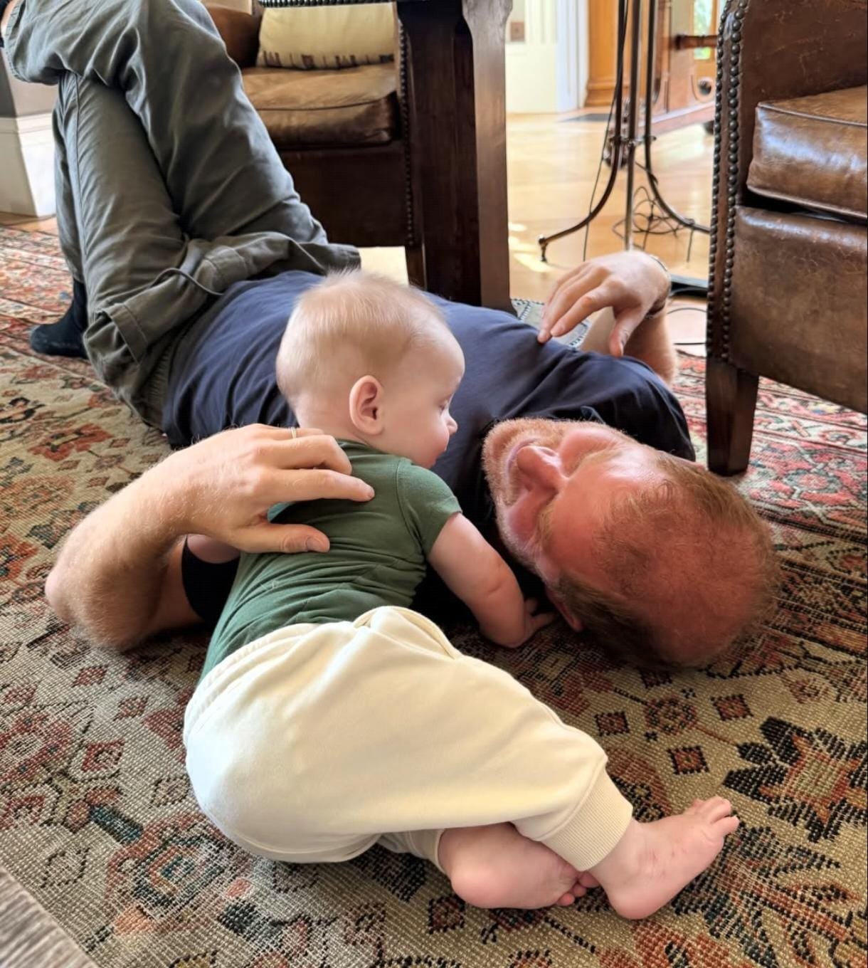 El príncipe Harry jugando con Jack, hijo de la mejor amiga de Meghan.