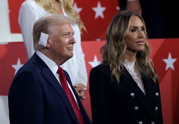 El candidato presidencial republicano, el expresidente estadounidense Donald Trump y la copresidenta del Comité Nacional Republicano, Lara Trump, en el cuarto día de la Convención Nacional Republicana, en Milwaukee, Wisconsin. (Photo by Scott Olson/Getty Images)