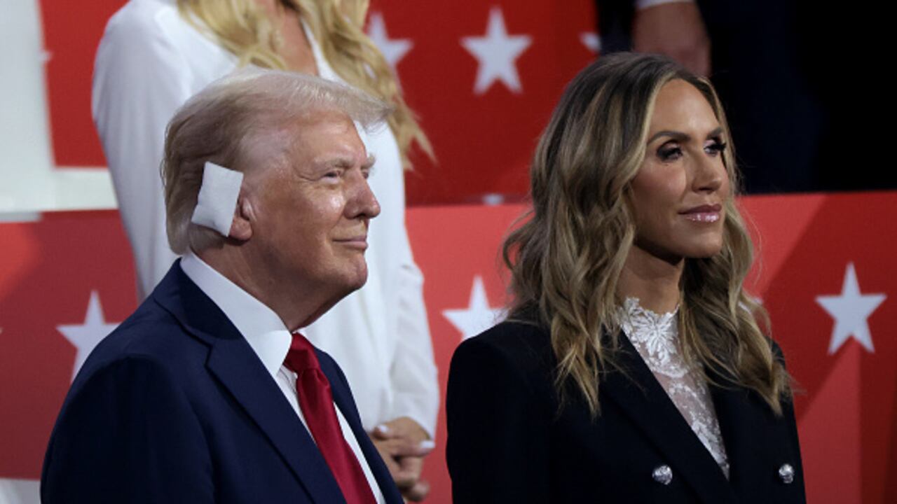 El candidato presidencial republicano, el expresidente estadounidense Donald Trump y la copresidenta del Comité Nacional Republicano, Lara Trump, en el cuarto día de la Convención Nacional Republicana, en Milwaukee, Wisconsin. (Photo by Scott Olson/Getty Images)