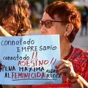 En el plantón, varias mujeres llevaron pancartas rechazando el feminicidio de Luz Mery Tristán y pidiendo la máxima condena de su presunto homicida, Andres Ricci.