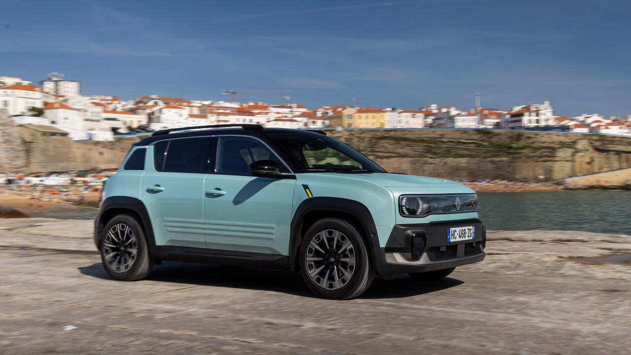 El nuevo Renault 4 E-Tech ya tuvo sus primeras pruebas de manejo y sorprendió por sus capacidades.