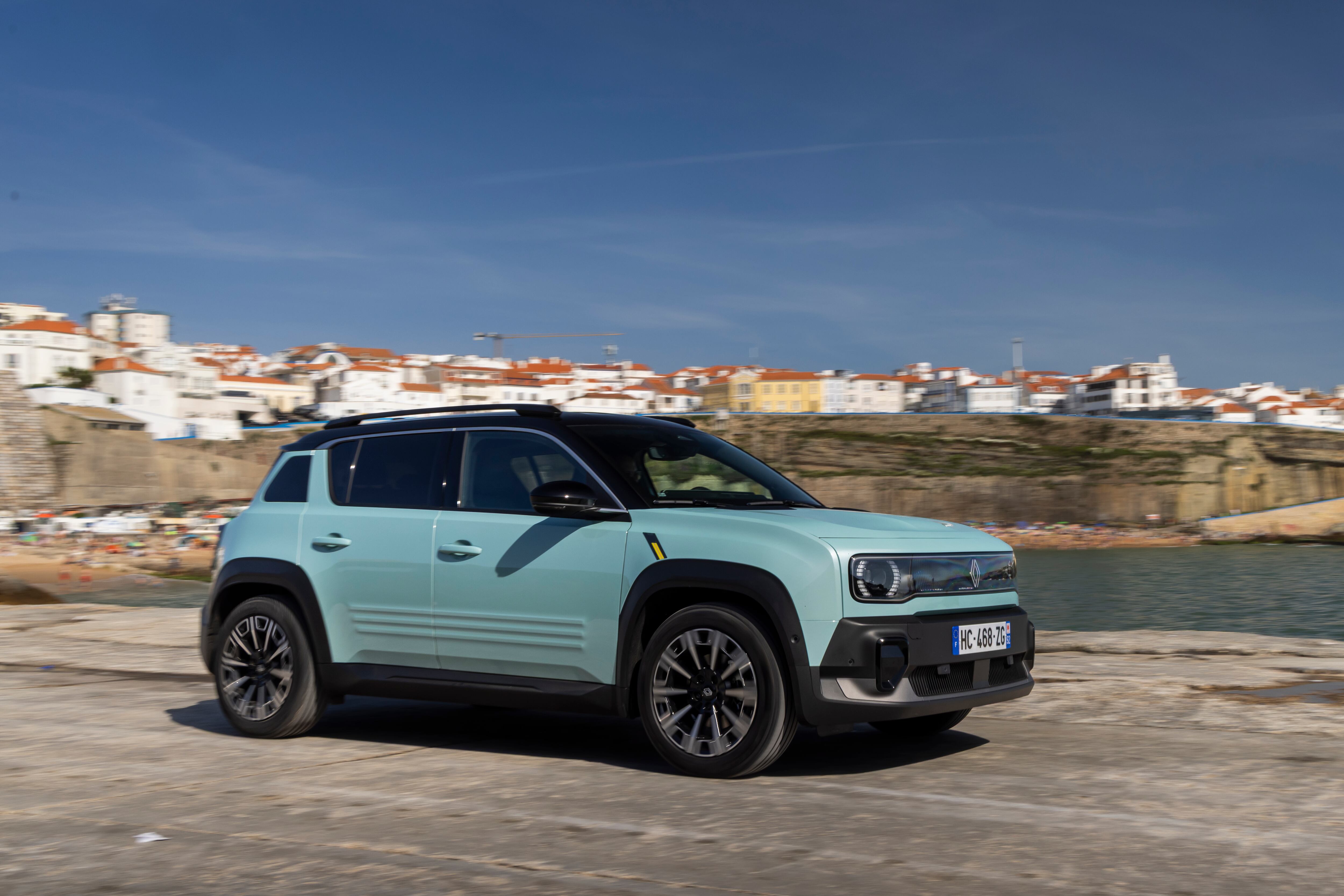 El nuevo Renault 4 E-Tech ya tuvo sus primeras pruebas de manejo y sorprendió por sus capacidades.