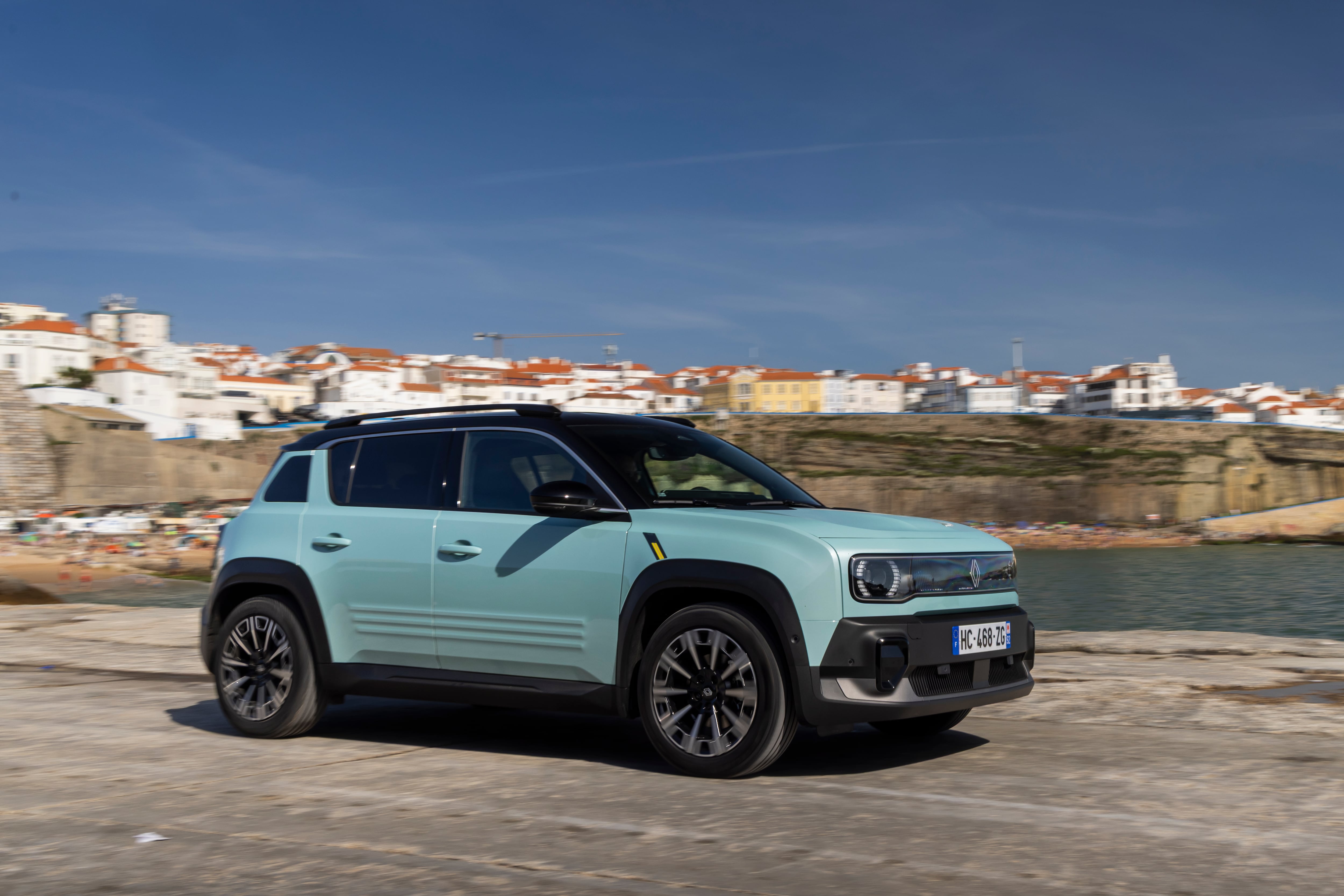 El nuevo Renault 4 E-Tech ya tuvo sus primeras pruebas de manejo y sorprendió por sus capacidades.