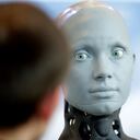 El robot con forma humana Ameca de la fabricación británica Engineered Arts interactúa con los visitantes el 6 de julio de 2023 en Ginebra, Suiza. Unos 3.000 expertos mundiales de las grandes empresas tecnológicas, educativas y de organizaciones internacionales se reunirán en una cumbre de dos días en Ginebra organizada por las Naciones Unidas para discutir la inteligencia artificial y su potencial para empoderar a la humanidad.