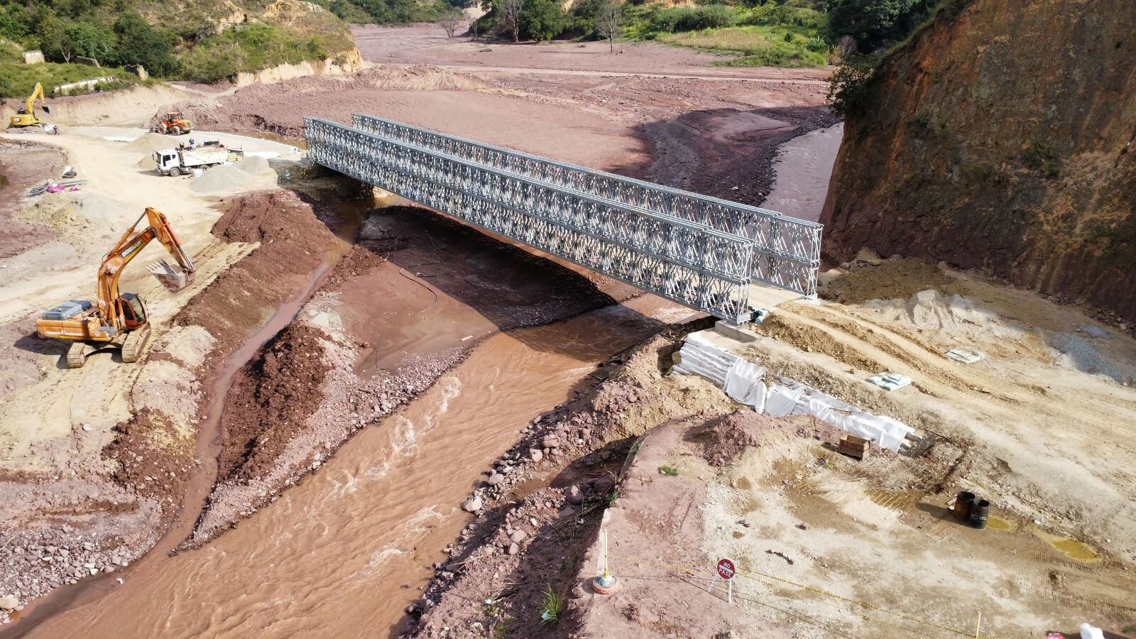 La vía aún permanece cerrada.