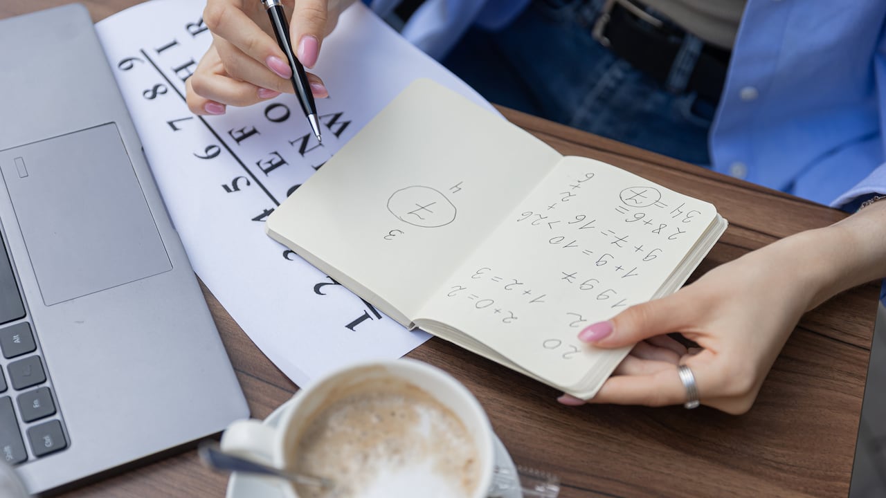Desde la perspectiva de la astrología, los nodos lunares ofrecen una mirada profunda a las vidas pasadas de una persona, delineando los desafíos kármicos y las lecciones aprendidas en esta existencia a partir de la posición de Rahu y Ketu en la carta natal.