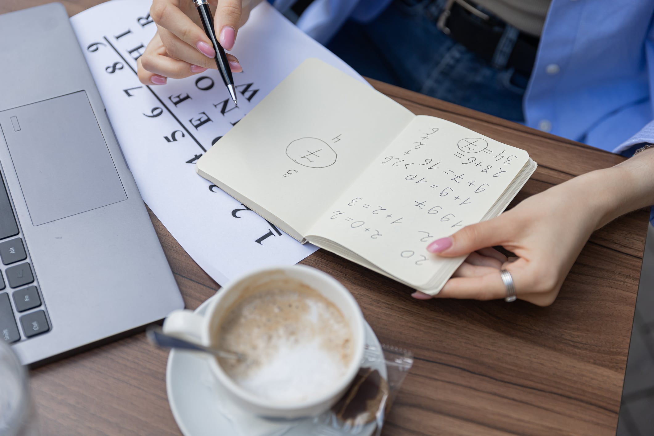 Desde la perspectiva de la astrología, los nodos lunares ofrecen una mirada profunda a las vidas pasadas de una persona, delineando los desafíos kármicos y las lecciones aprendidas en esta existencia a partir de la posición de Rahu y Ketu en la carta natal.