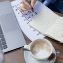 La numerología, con su enfoque en los números y su influencia en nuestras vidas, sugiere que la fecha de nacimiento revela pistas sobre las experiencias pasadas de un individuo, brindando una ventana única hacia su historia espiritual.