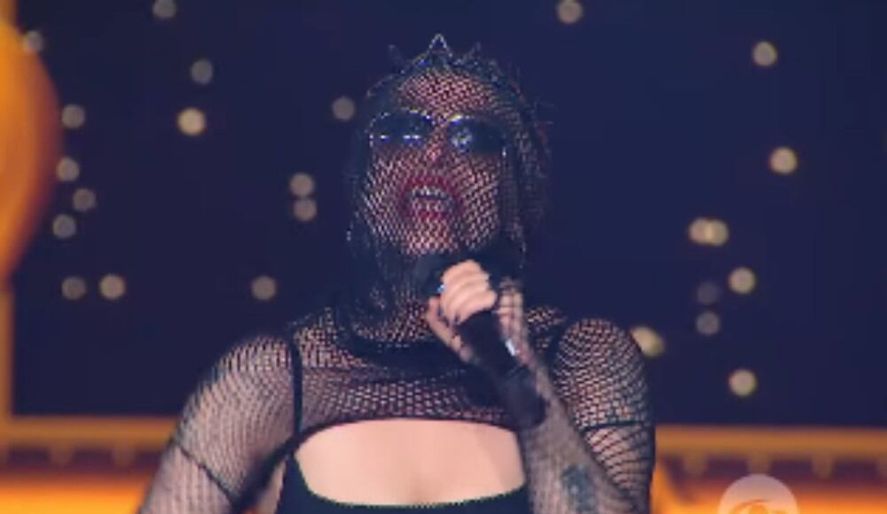 La imitadora interpretó Born this way.