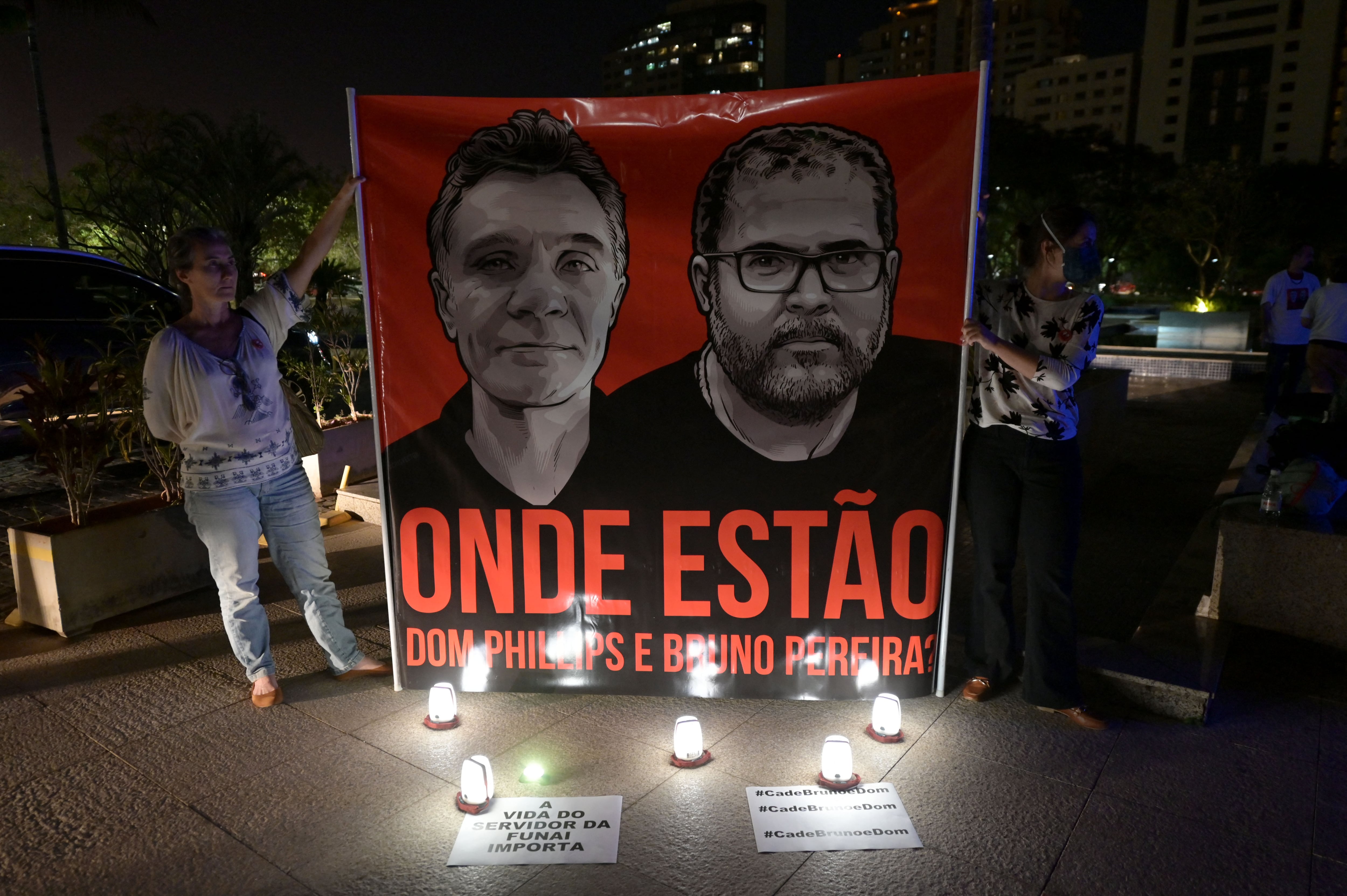 Empleados de la Fundación Nacional Indígena protestan por la desaparición del periodista británico Dom Phillips y el especialista brasileño en asuntos indígenas Bruno Pereira, en Brasilia, el 9 de junio de 2022. - La familia de un periodista británico desaparecido en el Amazonas instó el jueves a las autoridades británicas y brasileñas en Londres intensificar sus esfuerzos para encontrarlo. Dom Phillips, de 57 años, colaborador habitual de The Guardian, y Bruno Pereira, de 41, especialista en pueblos indígenas, fueron reportados como desaparecidos el domingo después de aventurarse en medio de la selva amazónica. (Foto por EVARISTO SA / AFP)