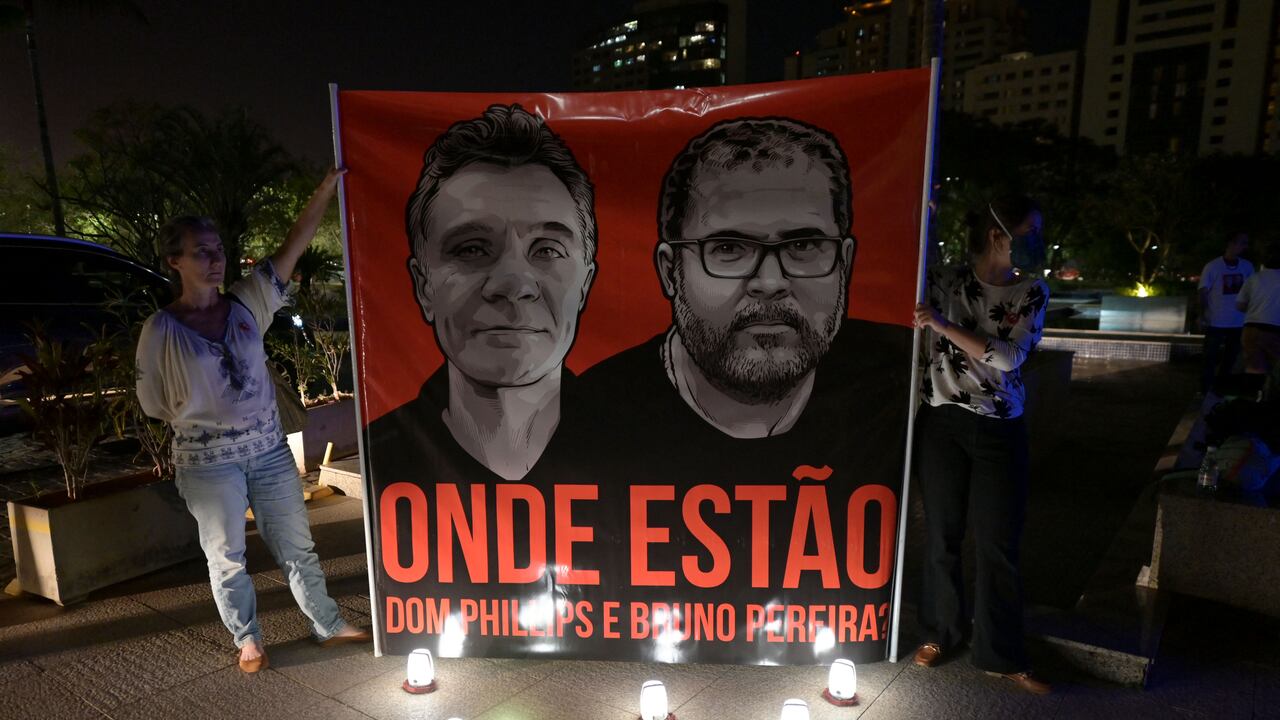 Empleados de la Fundación Nacional Indígena protestan por la desaparición del periodista británico Dom Phillips y el especialista brasileño en asuntos indígenas Bruno Pereira, en Brasilia, el 9 de junio de 2022. - La familia de un periodista británico desaparecido en el Amazonas instó el jueves a las autoridades británicas y brasileñas en Londres intensificar sus esfuerzos para encontrarlo. Dom Phillips, de 57 años, colaborador habitual de The Guardian, y Bruno Pereira, de 41, especialista en pueblos indígenas, fueron reportados como desaparecidos el domingo después de aventurarse en medio de la selva amazónica. (Foto por EVARISTO SA / AFP)