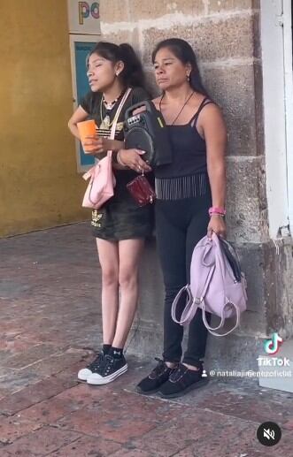 La madre y su hija trabajando cantando en el centro
