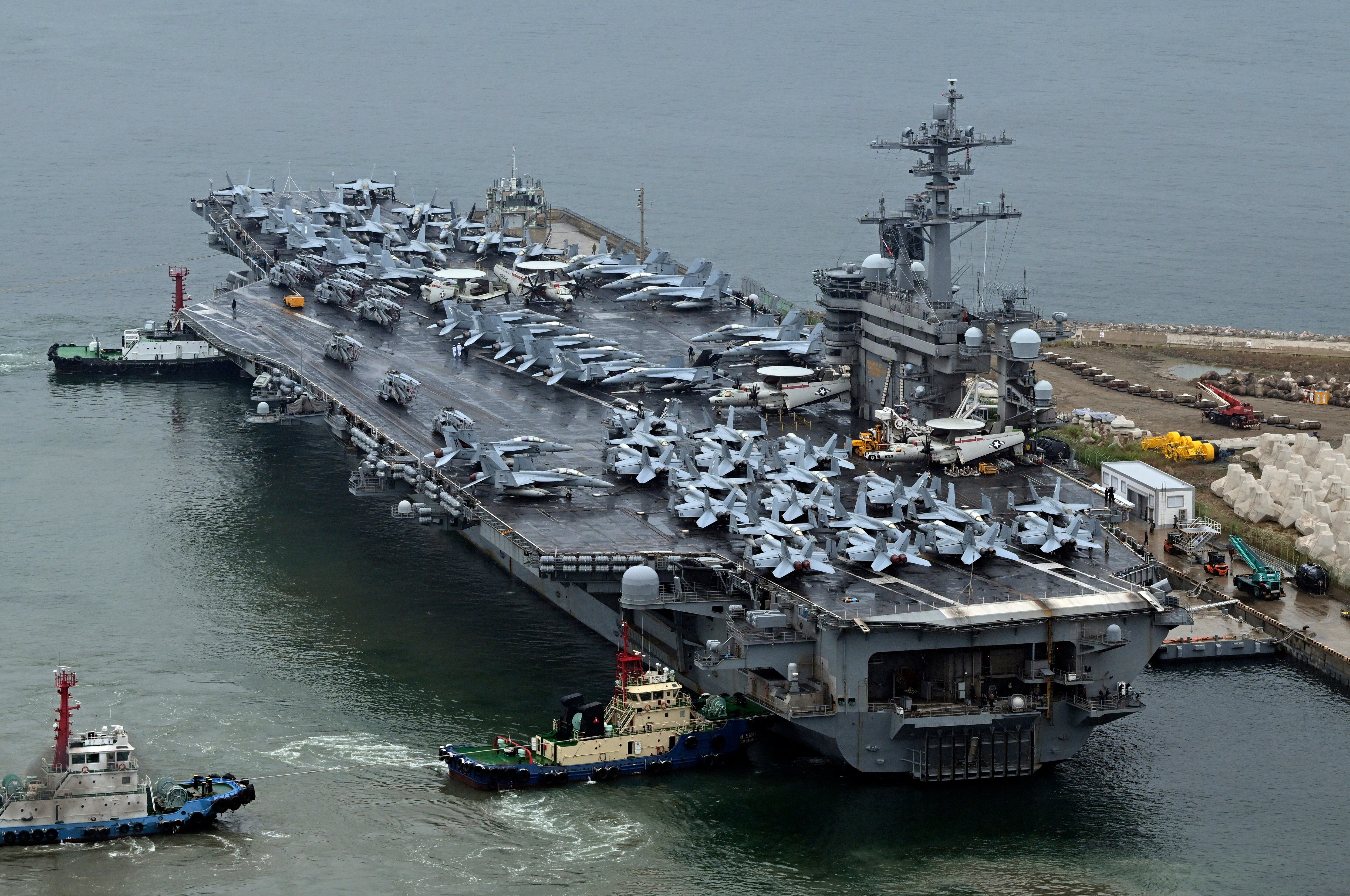 El Theodore Roosevelt (CVN 71), un portaaviones de propulsión nuclear, está anclado en Busan, Corea del Sur, el sábado 22 de junio de 2024.