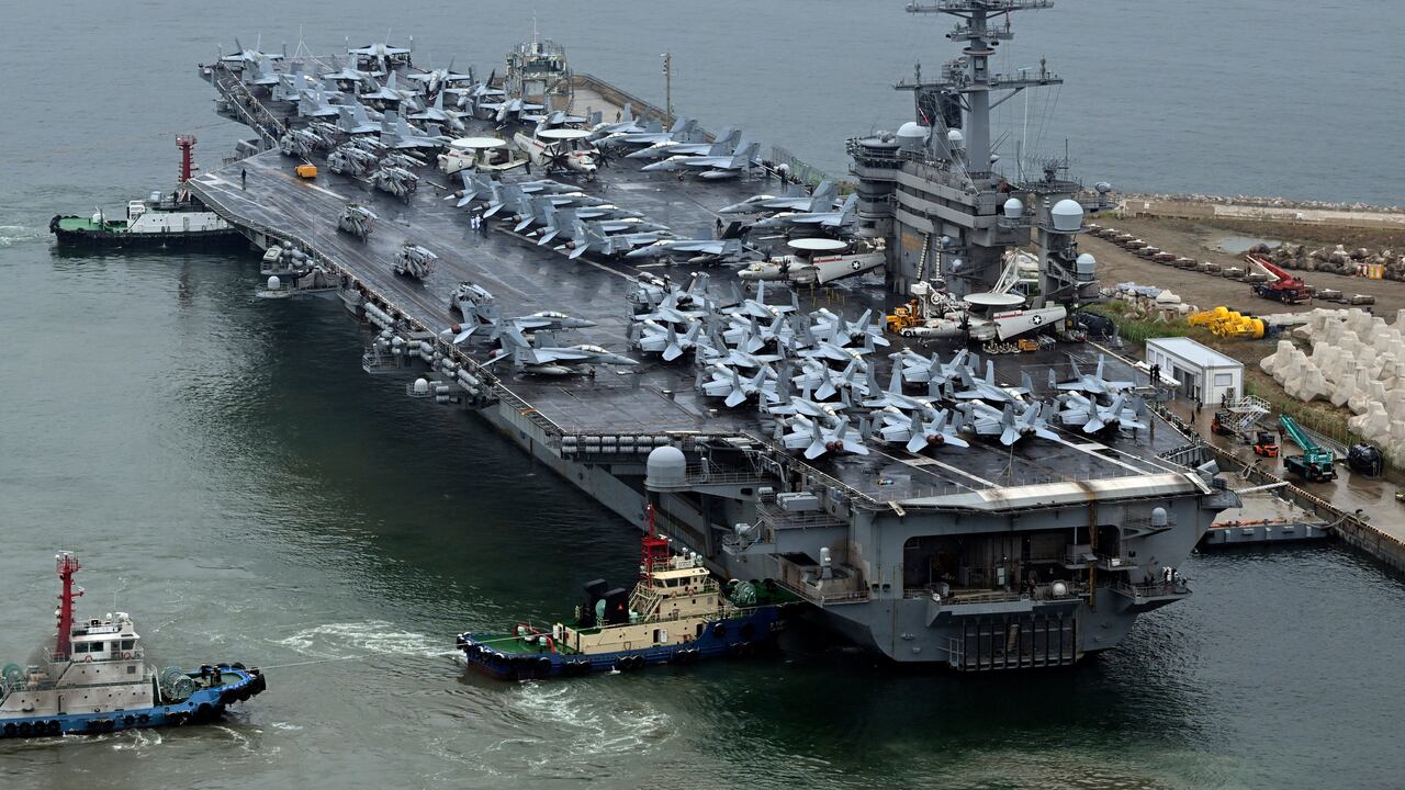 El Theodore Roosevelt (CVN 71), un portaaviones de propulsión nuclear, está anclado en Busan, Corea del Sur, el sábado 22 de junio de 2024.