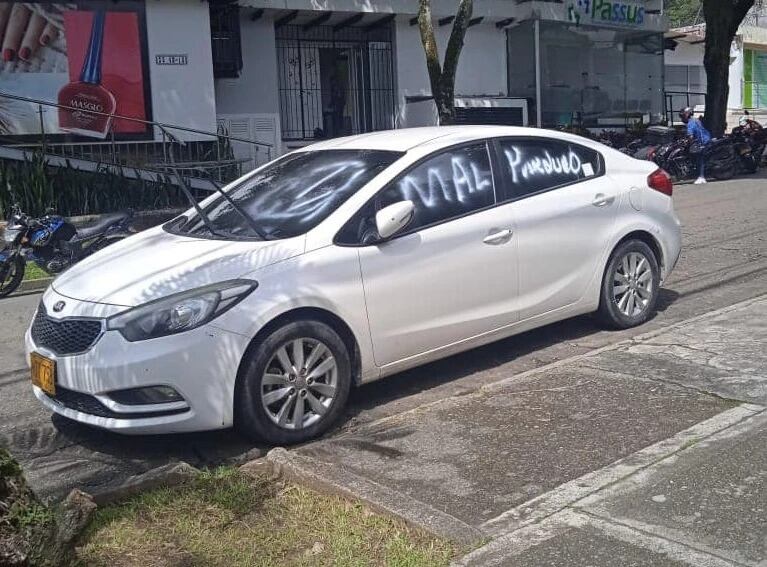 El vehículo fue pintado con aerosol de color blanco en sus ventanillas y en el vidrio panorámico.