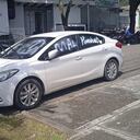 El vehículo fue pintado con aerosol de color blanco en sus ventanillas y en el vidrio panorámico.