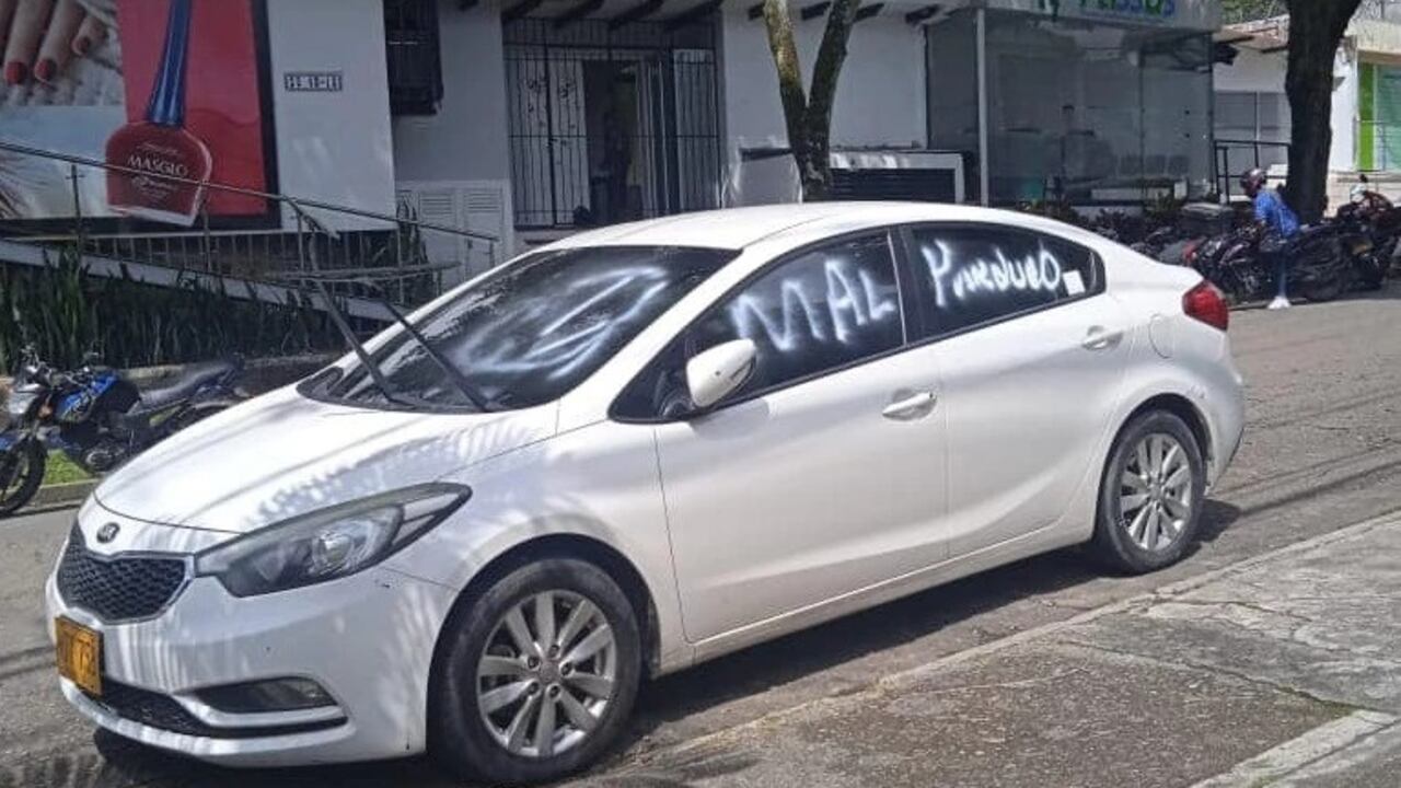 El vehículo fue pintado con aerosol de color blanco en sus ventanillas y en el vidrio panorámico.