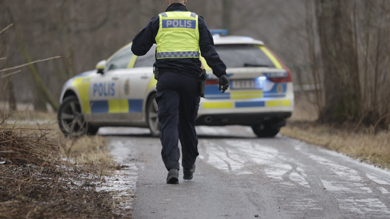 Un agente de policía camina hacia un vehículo policial cerca de la escuela Risbergska en Orebro, Suecia, el 4 de febrero de 2025, tras informes de un delito violento grave. Cinco personas resultaron heridas de bala el martes en una escuela de la ciudad de Orebro, en el centro de Suecia, dijo la policía, añadiendo que se estaba llevando a cabo una gran operación e instando a la gente a mantenerse alejada de la zona. (Foto de Kicki NILSSON / TT NEWS AGENCY / AFP) / Suecia FUERA