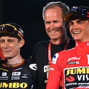 Jonas Vingegaard y Sepp Kuss junto a su jefe el director general Richard Plugge.