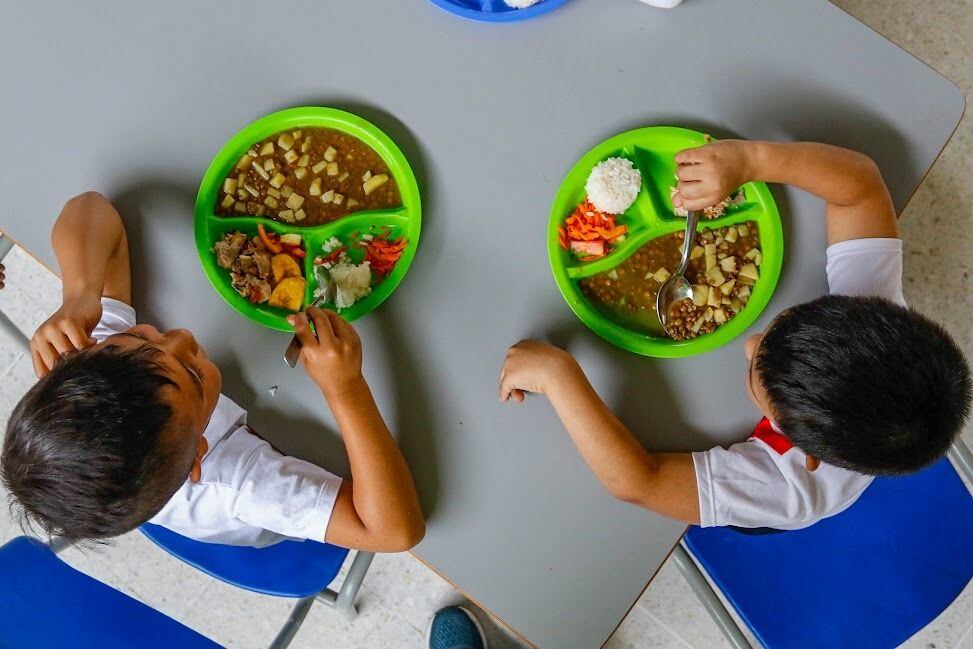 El objetivo es brindar comida saludable a los estudiantes con una ración industrializada o merienda