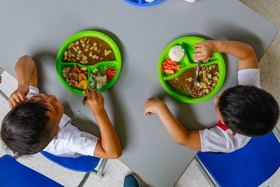 El objetivo es brindar comida saludable a los estudiantes con una ración industrializada o merienda