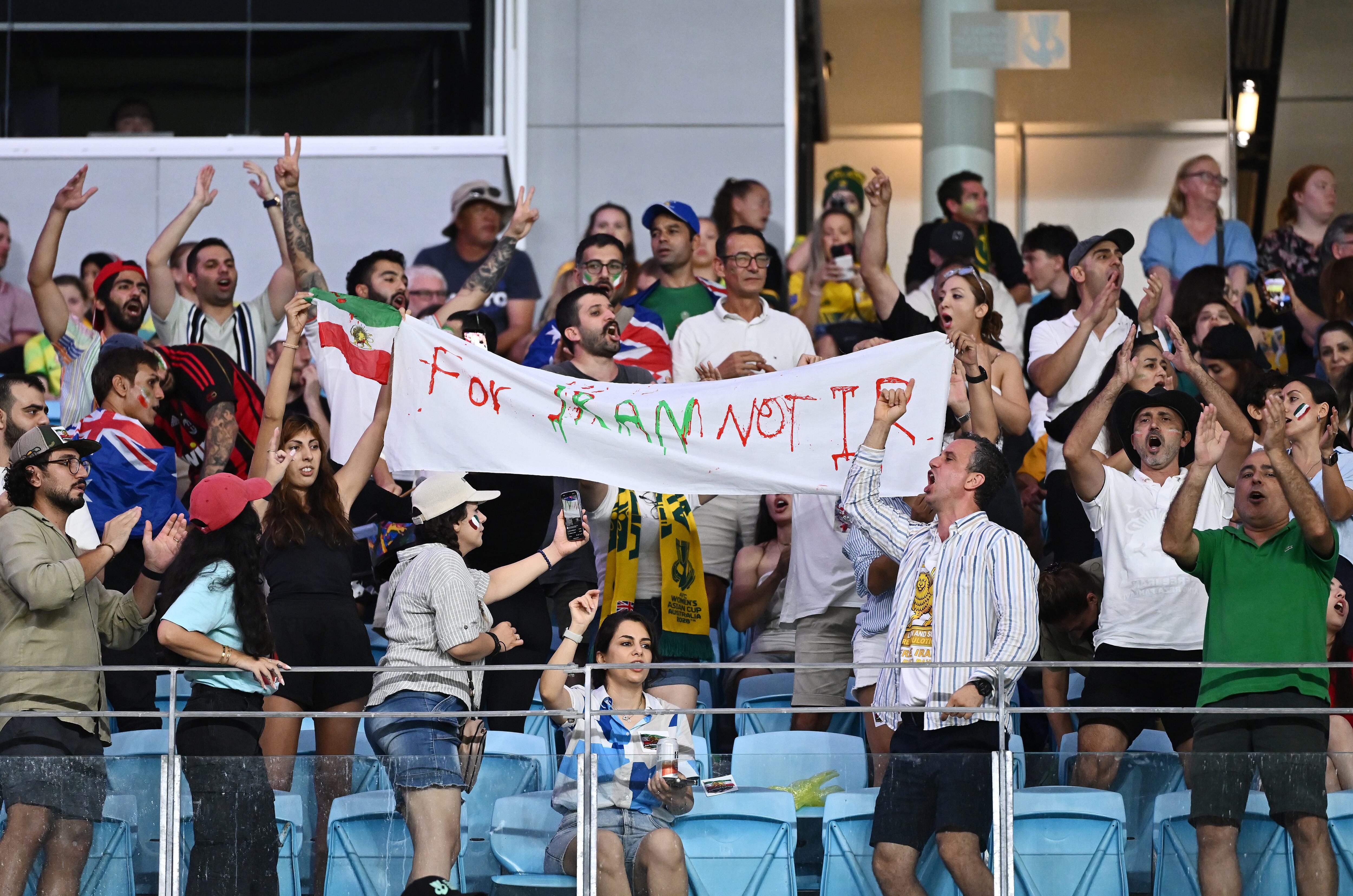 Cinco futbolistas iraníes abandonaron el hotel donde concentraban en Australia.