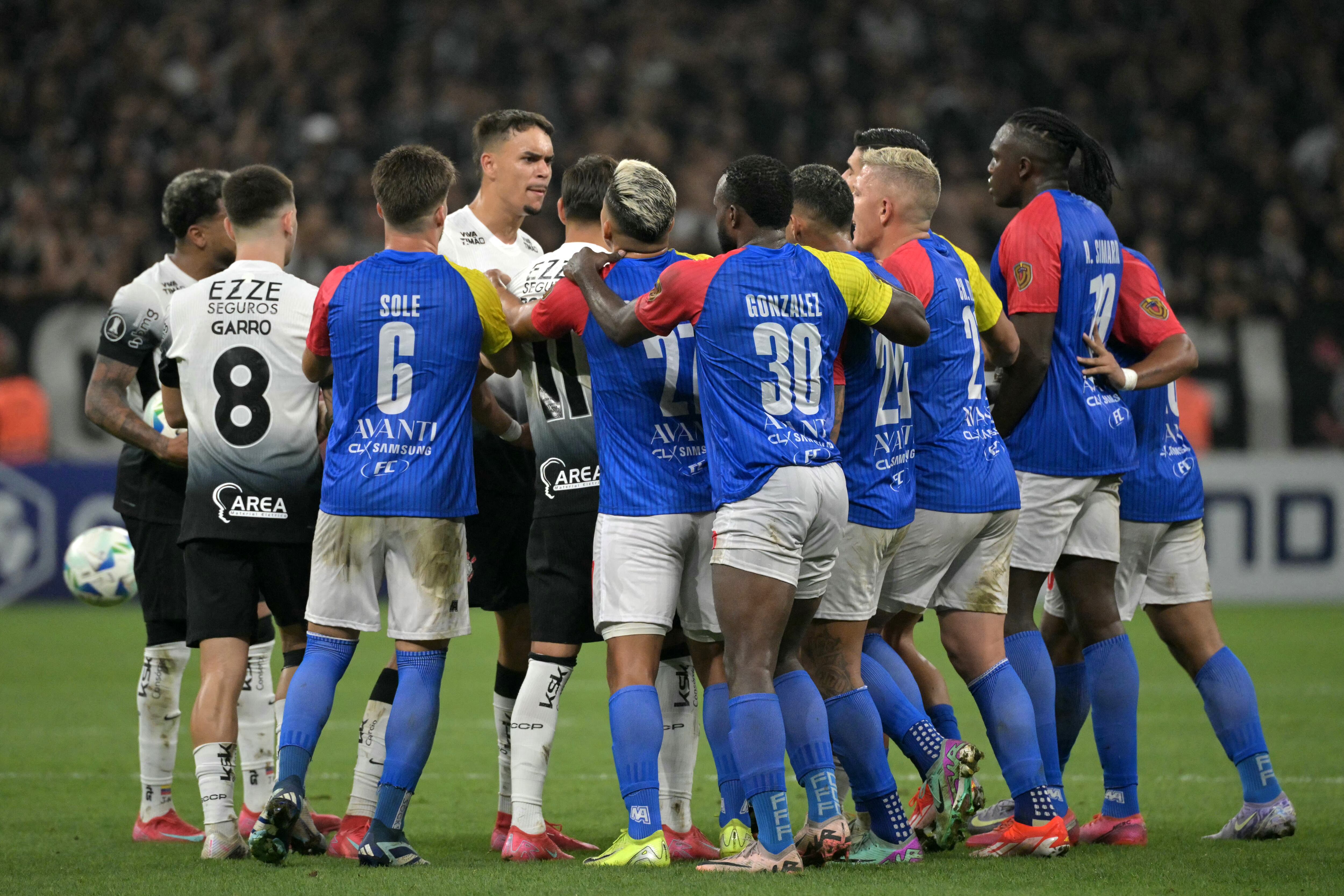 Wilmar Roldán enfrentado con el jugador de Corinthians, Rodrigo Garro