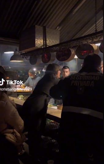 Sin que la pena fuera un obstáculo, la mujer exigió airadamente que le dieran sus papas.