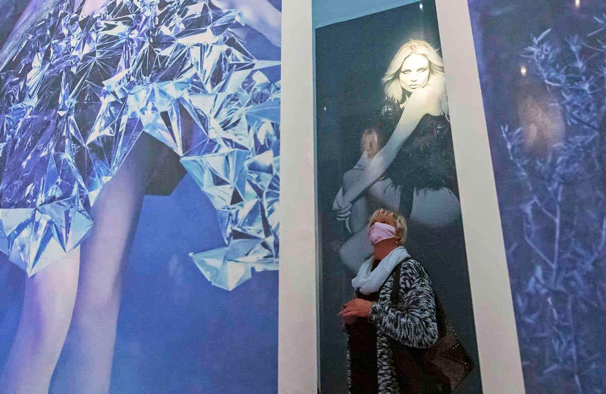 Un visitante camina por el área de exposición al aire libre después de la reapertura de la exposición; Fotografía de Karl Lagerfeld. La retrospectiva; en el Museo de Arte de Moritzburg en Halle, Alemania, el viernes 22 de mayo de 2020. La exposición reúne más de 400 fotografías del director creativo, diseñador de moda, artista, fotógrafo y caricaturista alemán que vivió en París y murió el año pasado. (Foto AP / Jens Meyer)