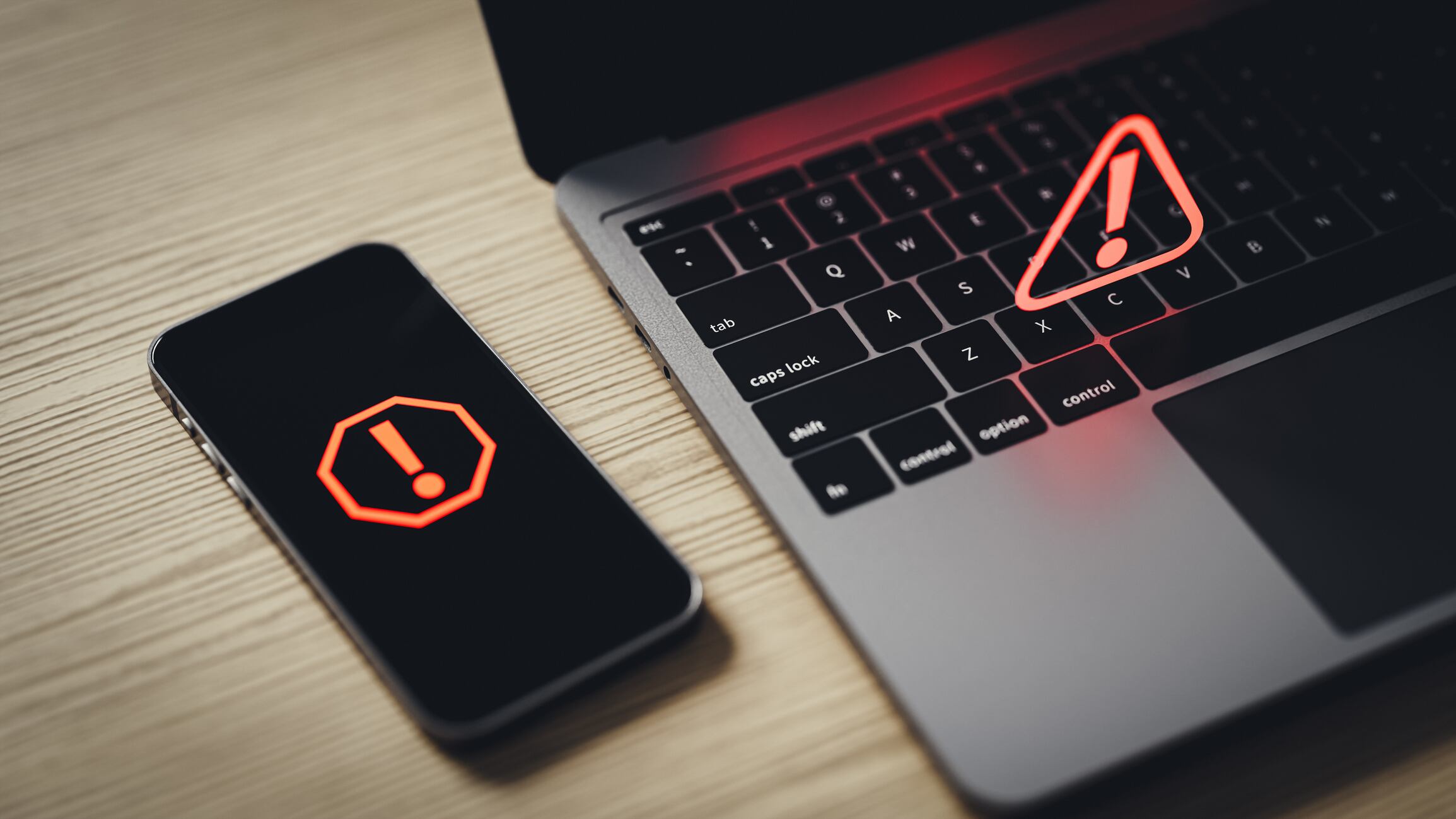 Ciberdelincuentes aprovechan la confianza en grupos de WhatsApp para engañar.