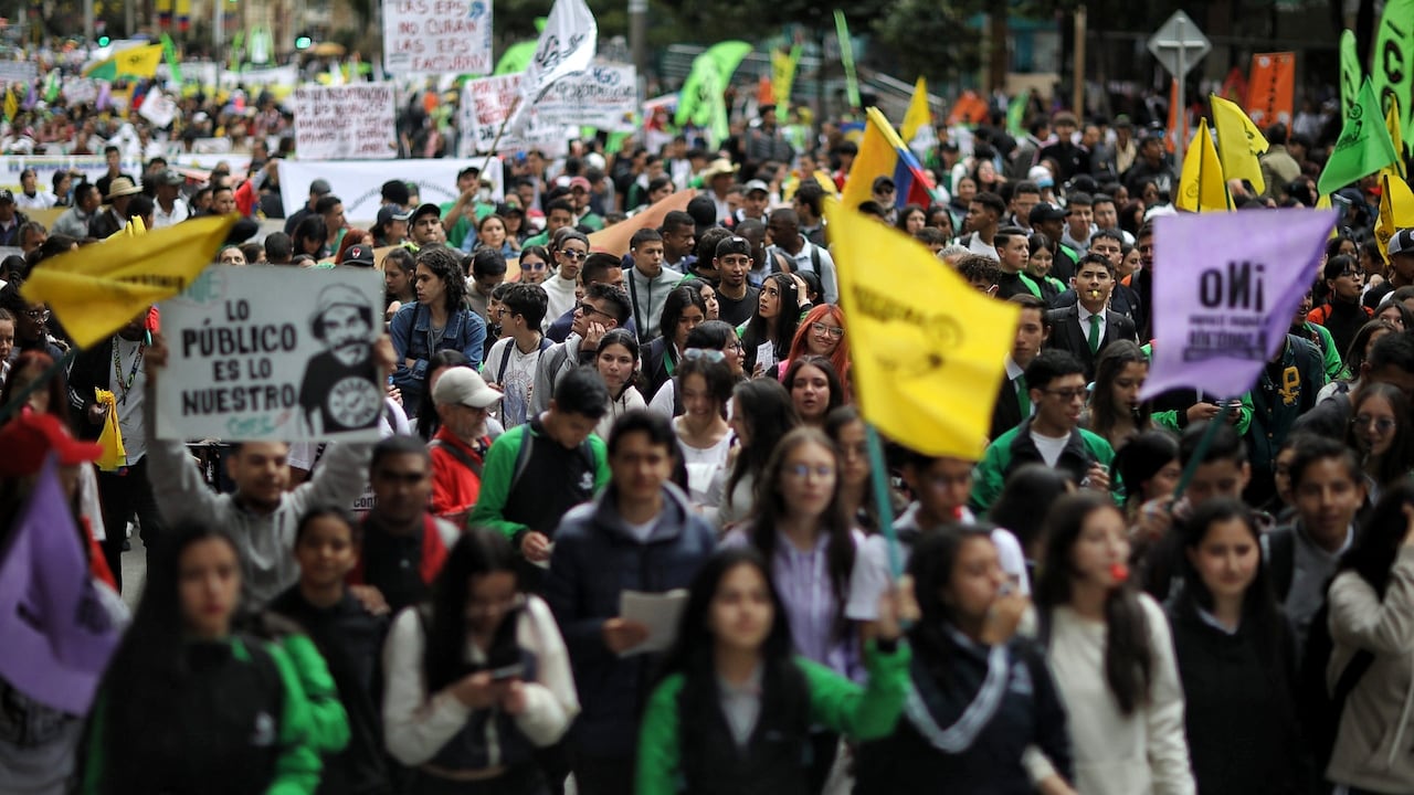 Ola de críticas por la presencia de estudiantes de colegio en las marchas.